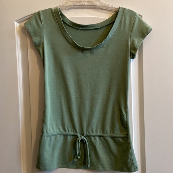 Cute graphic print short sleeve tee in size L - Picture 3 of 6